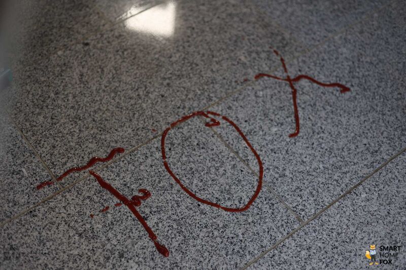 Ketchup Fleck auf den Fliesen.